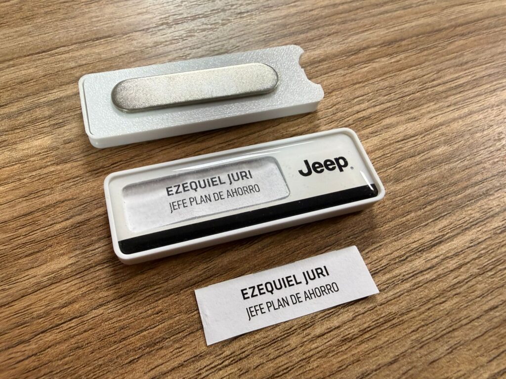 IDENTIFICADORES 65X20 MM CON 3 IMANES NOMBRES INTERCAMBIABLES