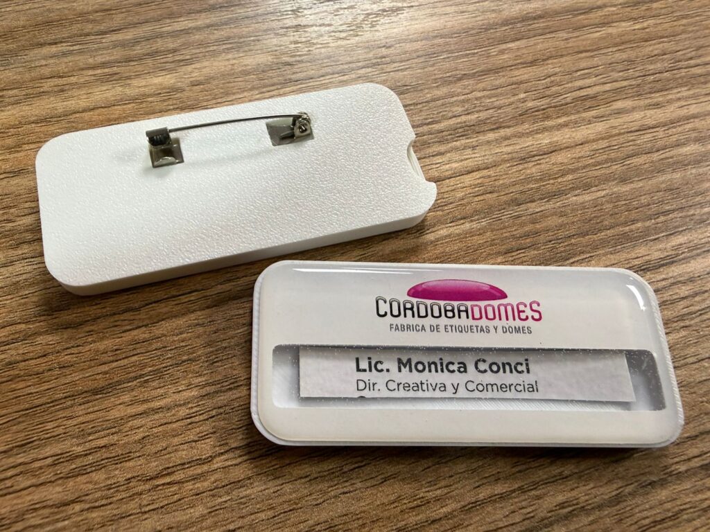 IDENTIFICADORES 70X30 MM CON ALFILER DE GANCHO, NOMBRES INTERCAMBIABLES