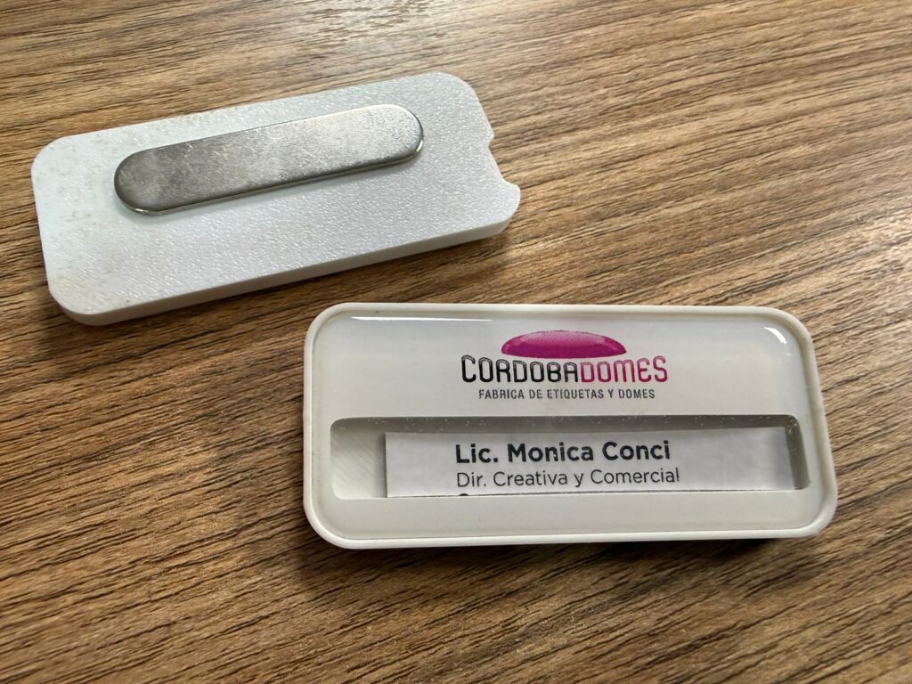 IDENTIFICADORES 70X30 MM CON 3 IMANES, NOMBRES INTERCAMBIABLES